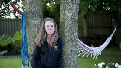 Lisbeth Holk Meier mener, at arbejdsskadesikringsloven b&oslash;r laves om. "Hvis min storebror havde v&aelig;ret holdt kunstigt i live, havde han f&aring;et en erstatning for m&eacute;ngrad og tab af erhvervsevne."