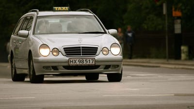 Selv om Uber-kørsel er blevet kendt ulovligt herhjemme, så skal der en dom mod selve Uber til, før justitsministeren forventer, at firmaet stopper med at køre i Danmark.