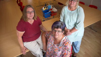 Pernille Larsen (tv), Helen Kreutzmann og Charlotte Winther (th) er kritiske over for deres tidligere arbejdsgiver, Forenede Service, for hvem de gjorde rent p&aring; offentlige institutioner i Frederikssund Kommune.  