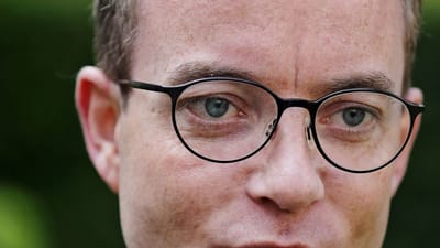 Milj&oslash;- og f&oslash;devareminister Esben Lunde Larsen (V) l&aelig;gger op til, at et obligatorisk hygiejnekursus til bek&aelig;mpelse af MRSA skal v&aelig;re et intenetbaseret e-l&aelig;ringskursus og ikke et arbejdsmarkedskursus med undervisning ansigt-til-ansigt. (Foto: Jens Dresling/