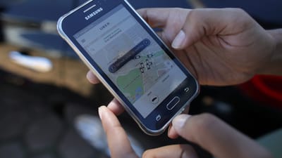 Det er et lille skridt i den rigtige retning, siger Mattias Tesfaye og henviser til, at dansk politi for første gang har klippet nummerpladerne på en Uber-bil.