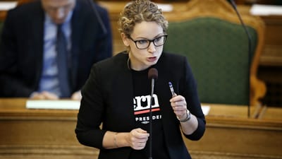 Pernille Skipper (EL) og flere andre kvindelige medlemmer af Folketinget har oplevet sexchikane. Nu er besk&aelig;ftigelsesministeren kaldt i samr&aring;d.