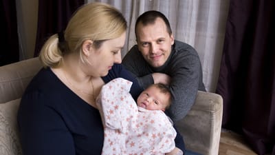 Talis Sneiders sammen med sin lille familie.