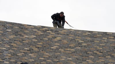 Der er mange d&oslash;dsulykker i byggebranchen. De fleste kunne v&aelig;re undg&aring;et, hvis branchen tog sig sammen, mener Arbejdstilsynet, som igen har afsl&oslash;ret alvorlige fejl i sikkerheden p&aring; landets byggepladser.