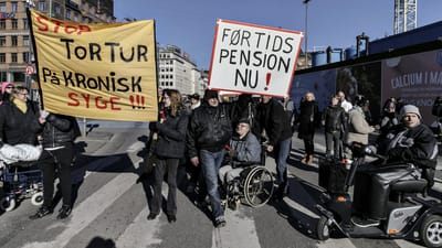 Her demonstrerer kontanthj&aelig;lpsmodtagere imod kontanthj&aelig;lpsloftet og 225-timersreglen p&aring; R&aring;dhuspladsen i K&oslash;benhavn.