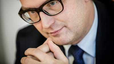 Beskæftigelsesminister Troels Lund Poulsen (V) er bekymret for arbejdsmiljøet - men om der er flere penge på vej til området, svarer han ikke på.