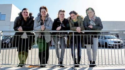 - Det v&aelig;rste var, da jeg skulle g&oslash;re rent efter en mand, der havde lavet en sti af lort fra k&oslash;kken til toilet. Der var aff&oslash;ring helt ned i gulvrillerne, s&aring; vi m&aring;tte ligge p&aring; alle fire og skrubbe det v&aelig;k, fort&aelig;ller Camilla Gregersen (yderst tv.).