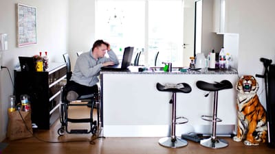 Arbejdsskadede og krigsveteraner kan st&aring; med den samme udfordring: Hvordan passer de p&aring; en stor erstatning?