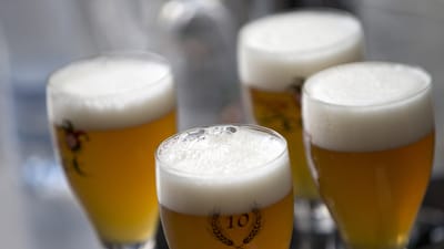 Nu må børn ned til 15 år servere alkohol.