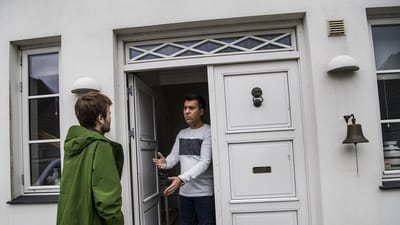 Tidligere direktør i VNL, Ibis Tas, foran sit hus i Sverige.