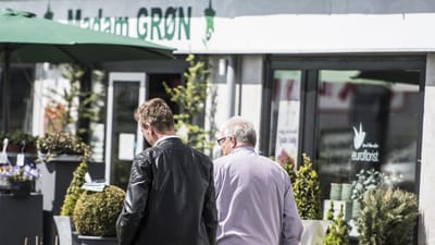 Fagbladet 3F og TV2 har i samarbejde afsløret, hvordan Leif Johansen, indehaver af blomsterbutikken Madam Grøn, ulovligt opkræver moms. Her ses Leif Johansen til højre og TV2's journalist til venstre.