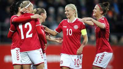 Danmarks Stine Larsen, Nadia Nadim, Theresa Nielsen, Pernille Harder (i midten, red.) og Katrine Veje jubler efter en scoring mod Finland.