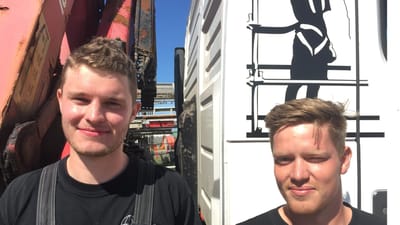 20-årige Victor Lundgren og 22-årige Jimmy Rasmussen kalder stilladsarbejdet for ”Lego for voksne”.