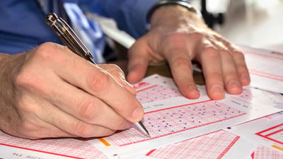 Stramme regler kan g&oslash;re det til lidt af et lotteri, hvor meget &aelig;ldre f&aring;r i efterl&oslash;nspr&aelig;mie.
