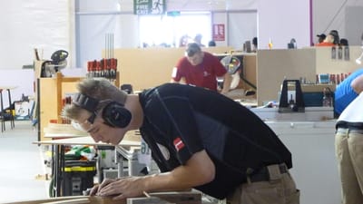 Den 20-&aring;rige snedker Frederik Riber igang med at udforme en vinduesramme under World Skills i Abu Dhabi