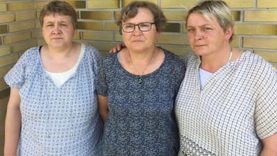 Teddy Bak Nielsens enke (i midten) og hans to efterladte d&oslash;tre f&oslash;lger sig svigtet af myndighederne.