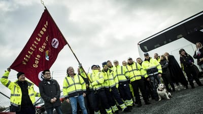 Strejkende Gate Gourmet-arbejdere foran indgangen til deres arbejdsplads i K&oslash;banhavns Lufthavn. Nu er de tilbage p&aring; arbejde.
