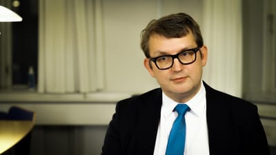 Besk&aelig;ftigelsesminister Troels Lund Poulsen (V) er &aring;ben over for at diskutere, om der skal etableres en havarikommission for d&oslash;dsulyukker p&aring; jobbet.