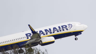 Før det kom til køb af Ryanair billetter, kom den lokale murermester Lars Skov Vindum på banen med en stor check.