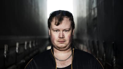 Thomas Danni Johannesen fik en hjernerystelse, da han fik en lastbilslåge i hovedet på jobbet. Men myndighederne vil ikke anerkende hjernerystelsen som en arbejdsulykke.