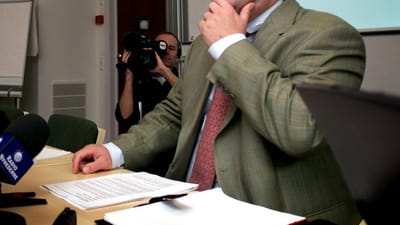 En væsentlig yngre Claus Hjort Frederiksen (V) præsenterer i 2003 Danmarks eksisterende arbejdsskadereform. I dag beskyldes Ankestyrelsen for at udhule reformens indhold.