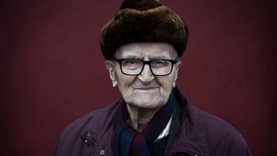 Da Jens Erik Frederiksen var ansat p&aring; Junckers Savv&aelig;rk i K&oslash;ge, skulle han sige "De" og tage kasketten af for v&aelig;rkf&oslash;rerne. I dag s&aelig;tter den 99-&aring;rige 3F'er sin pelshue, som han vil.