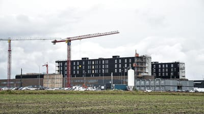 Omkring otte udl&aelig;ndinge har lagt slidlag p&aring; gulvene - men ikke f&aring;et korrekt betaling, og det koster nu arbejdsgiveren i Hanstholm en bod.