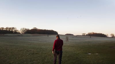 En fagl&aelig;rt greenkeeper har f&aring;et efterbetalt 100.000 kroner efter en faglig voldgift. 