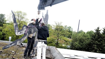 En chauffør har fået 382.000 kroner i erstatning, efter at en metalstang knuste hans fod ved en aflæsning.