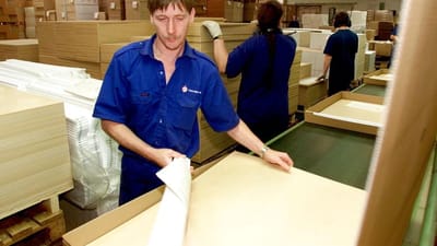 Den jyske møbelfabrik Tvilum-Scanbirk er i dyb krise. Størstedelen af medarbejderne er sendt hjem. 