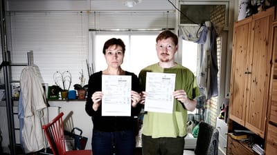 Bitten og hendes k&aelig;reste Anders viser deres l&oslash;nsedler frem. De er begge offentligt ansat som reng&oslash;ringsassistenter.