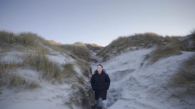 Vivian Hvolbæk Hansen er én af de danskere, der har kæmpet for at få en psykisk arbejdsulykke anerkendt. Det tog hende mere end seks år at få anerkendt sin psykiske arbejdsulykke, efter at hun i 2011 fandt en kollega dræbt.