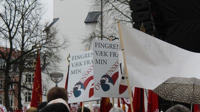  I mandags gik en stor flok aalborgensiske 3F&rsquo;ere i samlet flok fra Tolbods Plads og ind p&aring; Gammel Torv, hvor omkring 2.000 fra alle mulige forbund var samlet.