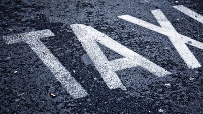 Det skal v&aelig;re slut med, at taxichauff&oslash;rer k&oslash;rer s&aring; tr&aelig;tte rundt i bybilledet, at de k&oslash;rer galt. Derfor indkalder SF og EL's ordf&oslash;rere nu besk&aelig;ftigelsesministeren i samr&aring;d.