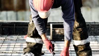 Der blev talt med store bogstaver, da en l&aelig;rling sammen med et familiemedlem m&oslash;dte op hos 3F Kolding og fortalte, hvordan l&aelig;rlingen i 2016 gentagne gange blev udsat for grove og voldelige kr&aelig;nkelser p&aring; sin dav&aelig;rende arbejdsplads.