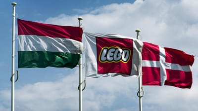 Foran LEGO&rsquo;s fabrik i Ungarn vejer disse tre flag. Den danske leget&oslash;jsfabrik er blandt de virksomheder, der har modtaget EU-st&oslash;tte. 