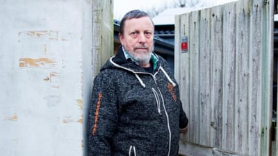 Tommy S&oslash;rensen ved ikke, om han har r&aring;d til at bo i sit hus, f&oslash;r Ankestyrelsen tr&aelig;ffer en afg&oslash;relse i hans sag. En fejl f&aring;r dem til at udskyde beslutningen. 