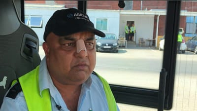 Buschauff&oslash;r John Nasir Khan var bange og hans h&aelig;nder rystede, da han i dag k&oslash;rte ud p&aring; sin rute for f&oslash;rste gang efter et brutalt overfald.
