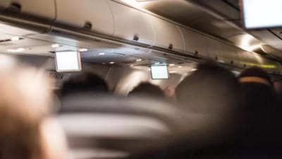 Kabinepersonalet i Primera Air Nordic får ifølge Flyvebranchens Personale Union en løn, som svarer til halvdelen af deres kolleger i søsterselskabet Primera Air Scandinavia.