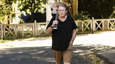 Toni Rasmussen er tidligere musiker, og han opdagede, at guitaren var det eneste, der kunne jage tankerne om overfaldet v&aelig;k.