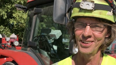 - Det v&aelig;rste ved varmen er, at vi skal g&aring; ovenp&aring; den varme asfaltbane hele dagen, fort&aelig;ller asfaltarbejder og formand for NCC Thomas M&oslash;ller.