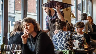Regningen fra restauranten var alene p&aring; 52.500 kroner for 18 personer.