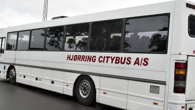 Politiet klippede pladerne på flere busser fra Hjørring Citybus under den store fodboldturnering Dana Cup sidste år. Nu er firmaet gået konkurs. 