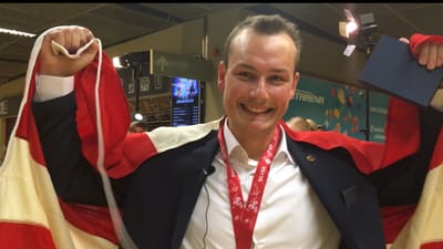 Der var medaljer til flere danske deltagere ved EM for unge h&aring;ndv&aelig;rkere i Budapest - blandt andre en glad flisemurer Samuel Birk Axelsen. 