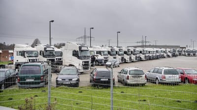 De filippinske Beier-chauffører bliver kaldt til Padborg og sendes videre til Polen. Over 100 lastbiler stod lørdag parkeret på rad og række hos Kurt Beier Transport i Padborg, og det vidner om, hvor høj aktiviteten er.