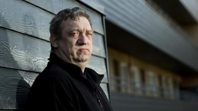 53-årige Gert Kjærskov endte med at ligge i koma i 10 dage og få amputeret sine tæer efter et hundebid på jobbet. Efter flere afslag og tre et halvt års ventetid har den tidligere eksportchauffør endelig fået anerkendt sin arbejdsskade.