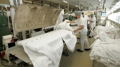 De forenede Dampvaskerier og Berendsen Textil Service skal fremover vaske for de syddanske hospitaler.