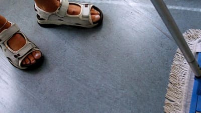 ISS h&aring;ber, at sikkerhedssko med skridsikre s&aring;ler kan v&aelig;re med til at mindske antallet af fald- og arbejdsulykker blandt koncernens medarbejdere. 