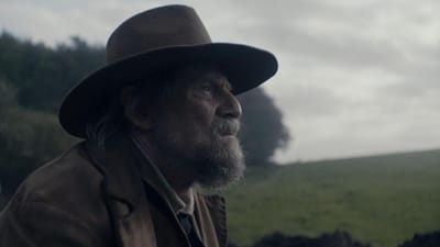 - Den d&eacute;r helt naturlige tanke om, at folk er kede af, at de ikke har et arbejde, og at de gerne vil have &eacute;t &ndash; den eksisterer efterh&aring;nden slet ikke, siger Jesper Christensen, der er biografaktuel med filmen "F&oslash;r frosten".
