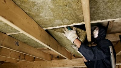 Rockwool og andre mineraluldproducenter kæmper imod, at bygningsarbejde med potentielt kræftfremkaldende mineraluld kommer på myndighedernes kræftliste.